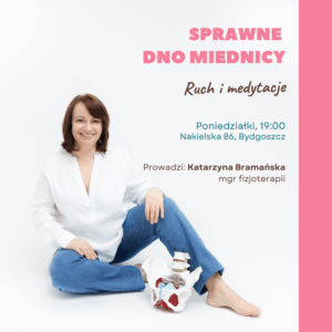Kobieta siedzi z modelem miednicy na podłodze.